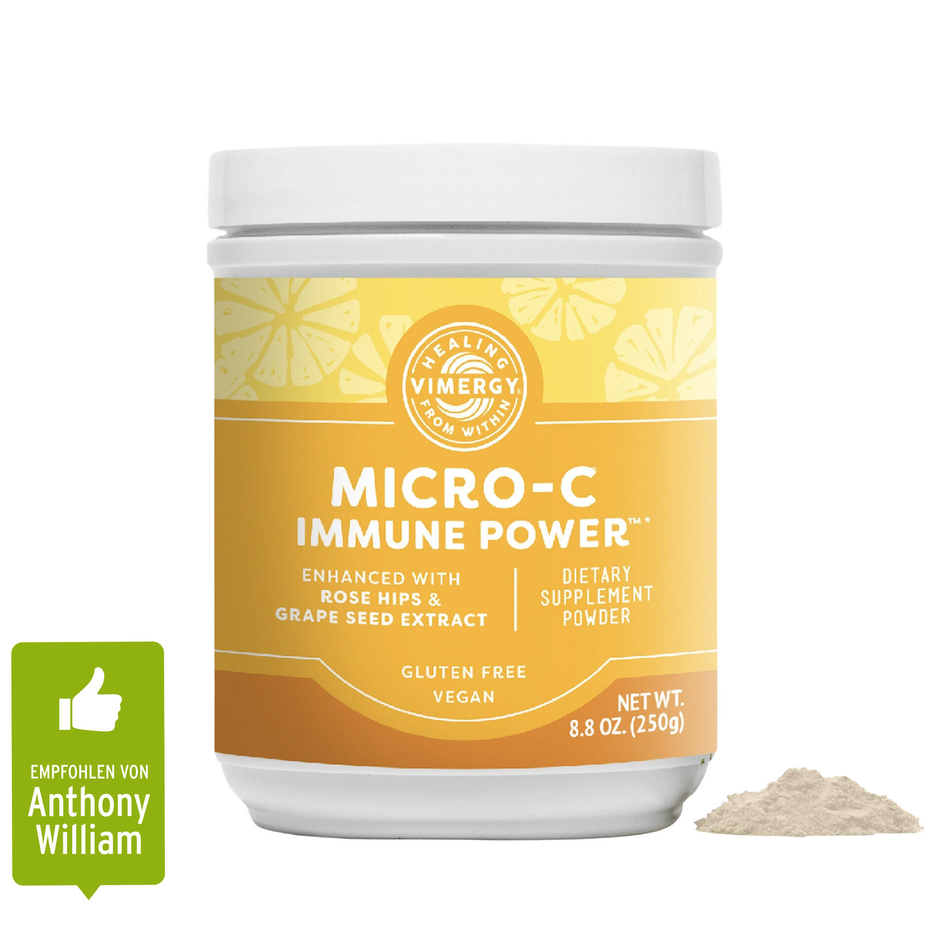 Weißer Behälter mit gelb-orangefarbenem Etikett, beschriftet mit Vimergy Micro-C Immune Power, Enhanced with Rose Hips & Grape Seed Extract, Gluten Free Vegan und Net Wt. 8.8 OZ. (250g). Daneben liegt eine kleine Menge weißes Pulver.
