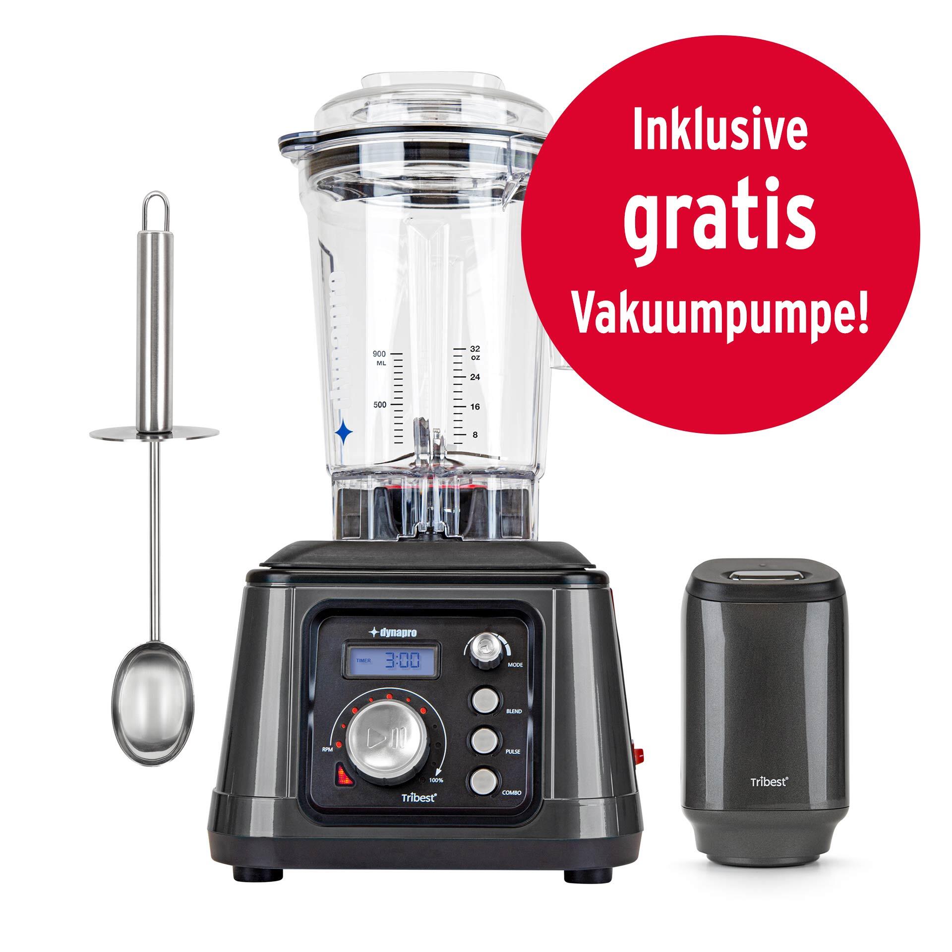 Küchenmixer Tribest Dynapro mit digitaler Anzeige und Drehknopf, daneben eine Edelstahl-Löffelhalterung und rechts eine schwarze Vakuumpumpe mit dem Text Inklusive gratis Vakuumpumpe!.