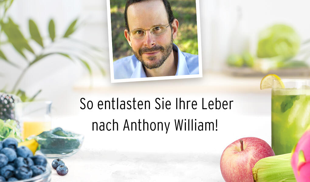Porträt von Anthony William mit Brille vor unscharfem Hintergrund. Text: So entlasten Sie Ihre Leber nach Anthony William! Mittig zwischen frischen Früchten und grünem Smoothie.