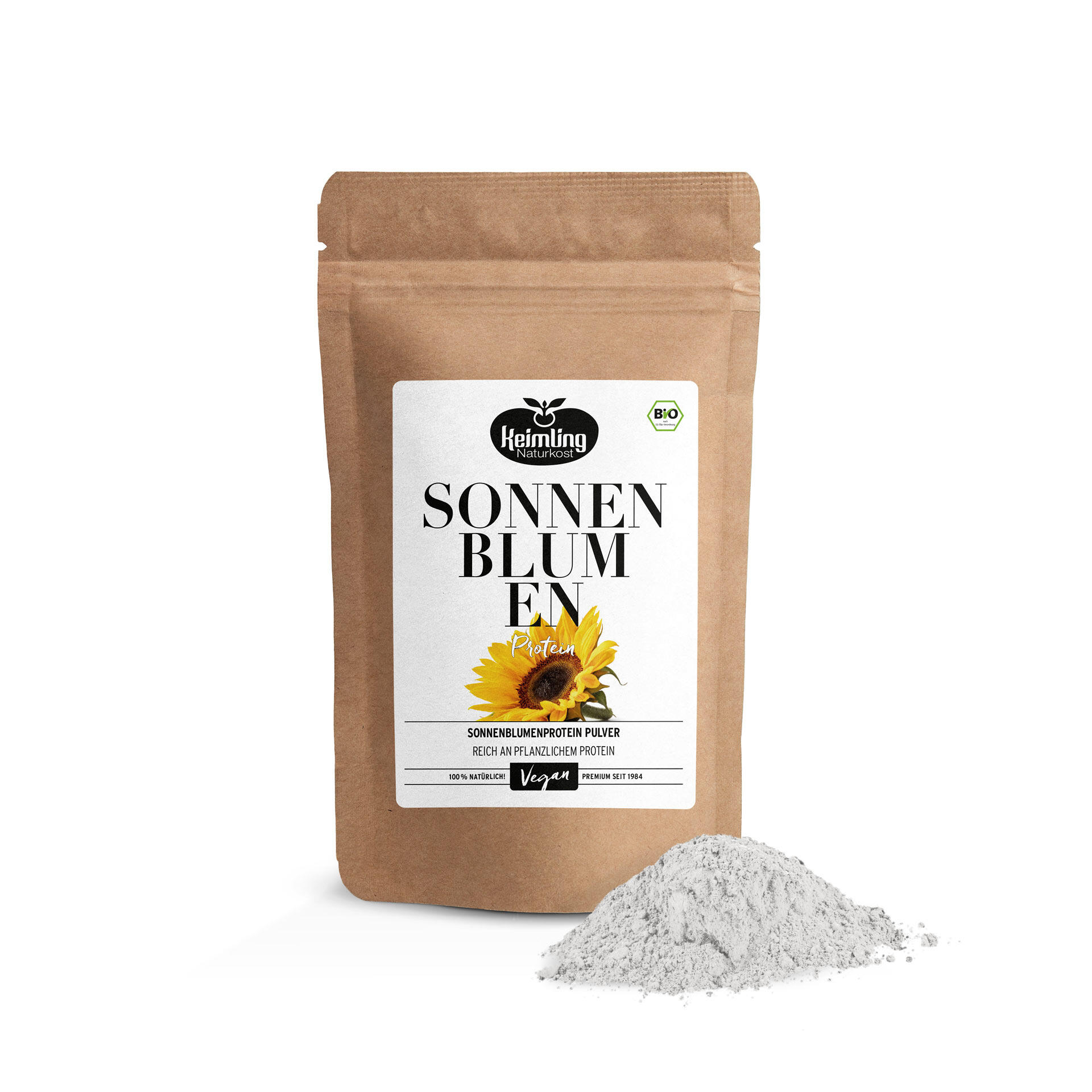 Braunes, wiederverschließbares Päckchen mit Aufschrift Keimling Naturkost Sonnenblumenprotein Pulver. Daneben ein Häufchen hellgraues Pulver. Reich an pflanzlichem Protein, Vegan und Bio stehen auf der Packung.