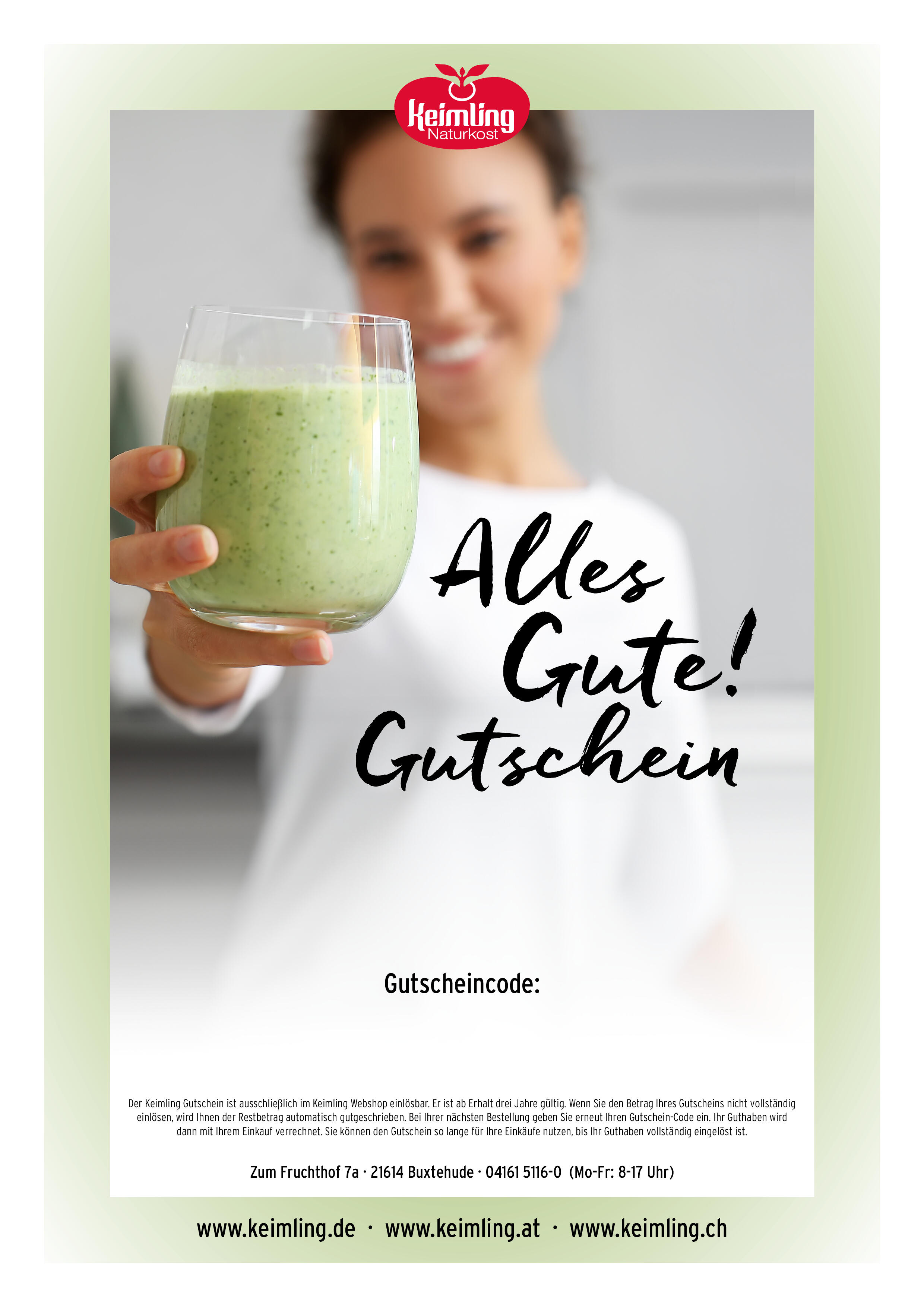 Frau hält ein Glas mit grünem Smoothie in Richtung Vordergrund. Daneben steht in großer Schrift Alles Gute! Gutschein. Im Hintergrund ist eine unscharfe Küche zu erkennen.
