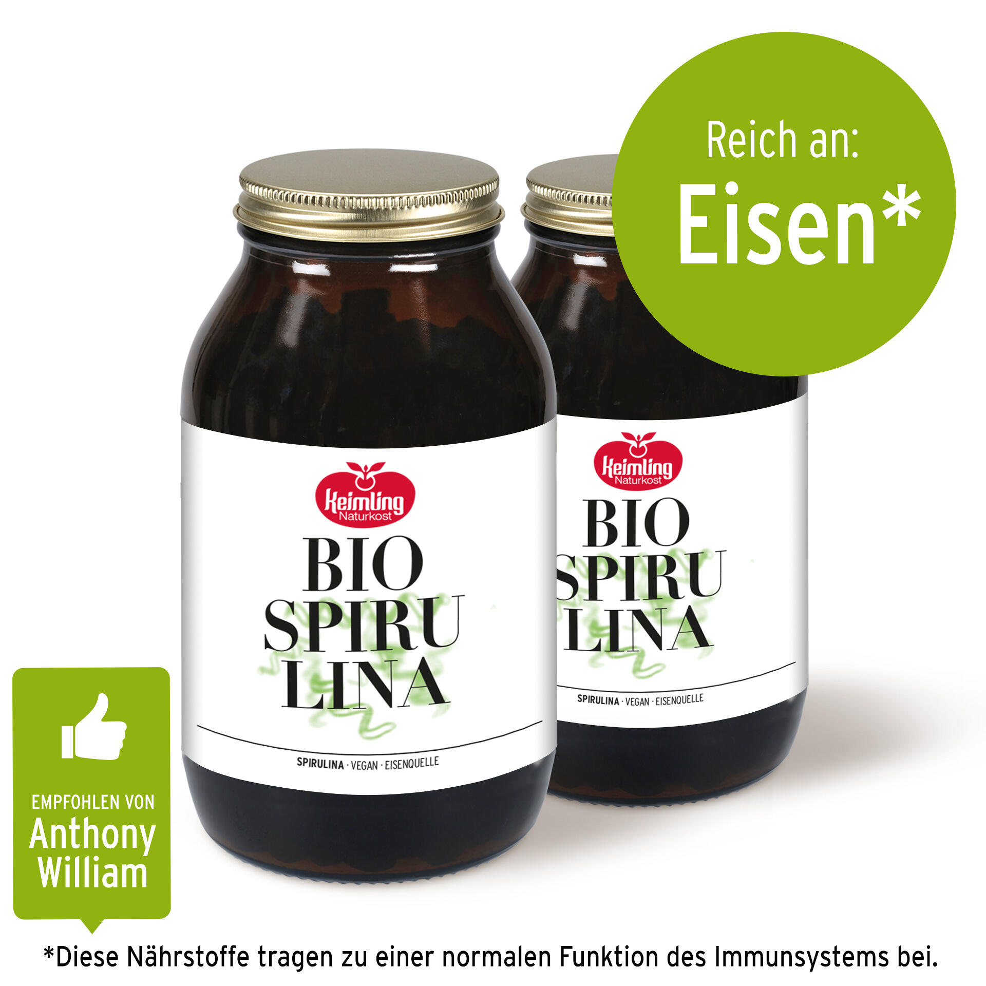 Zwei braune Glasflaschen mit goldfarbenen Schraubverschlüssen, darauf weiße Etiketten mit rotem Keimling Naturkost-Logo und der Aufschrift Bio Spirulina. Grüner Kreis mit Text Reich an: Eisen*.