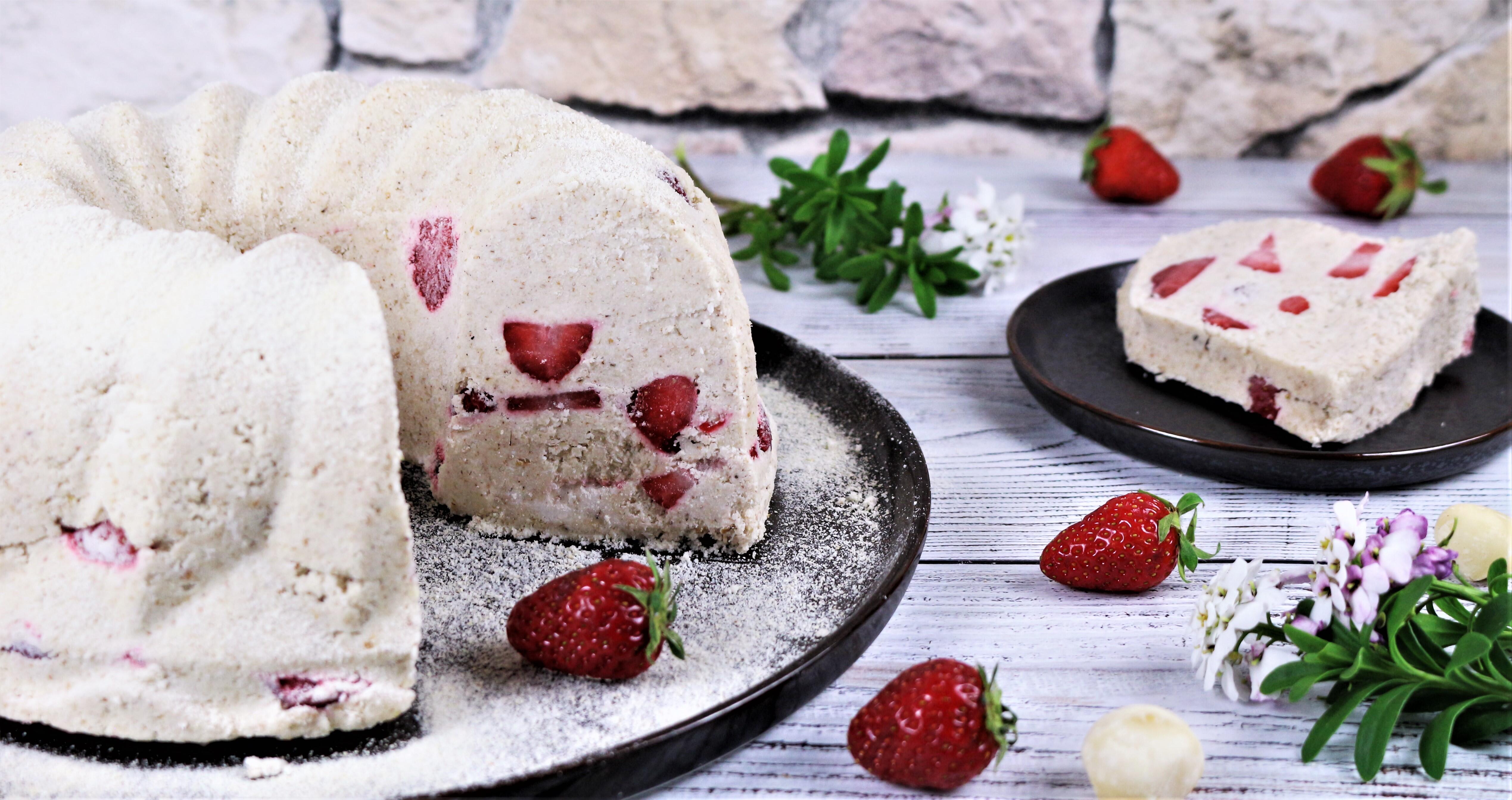 Leichter Gugelhupf mit Erdbeeren - Sommerlicher Genuss