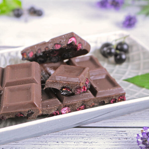 Feinherbe Cassis-Tahini Schokolade