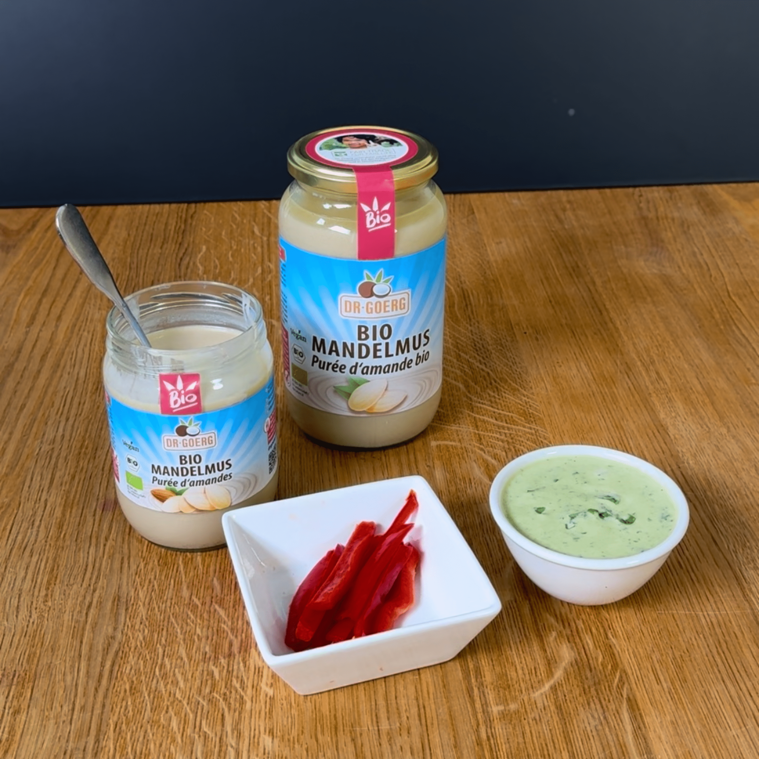 Wildkräuter-Dip mit Mandelmus &amp; Flohsamen