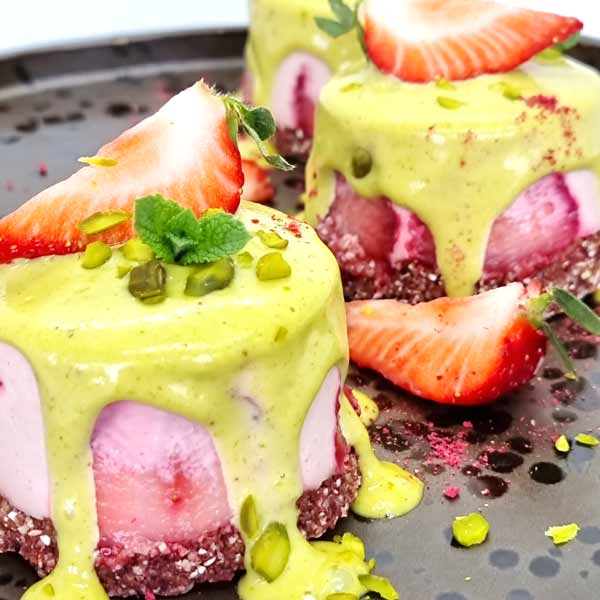 Erdbeer Quark Törtchen mit Pistazienguss
