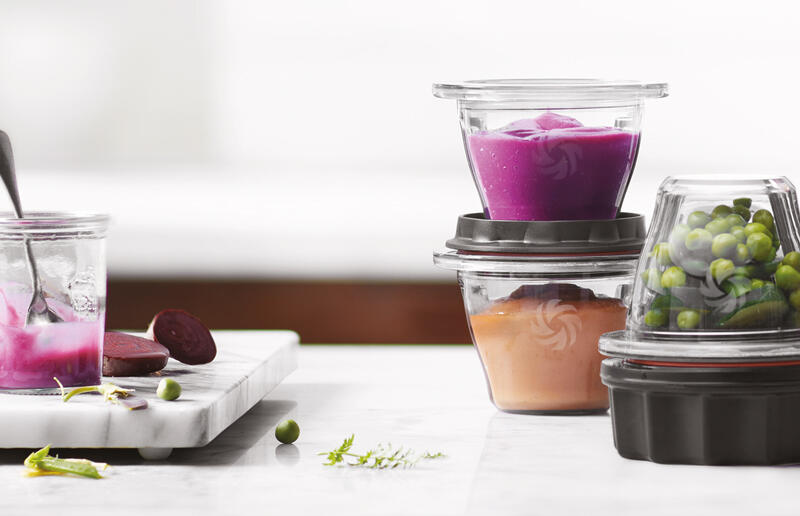 Verschiedene Lebensmittel in Gläsern, darunter Vitamix-Becher und Schalen mit Dips und Soßen.