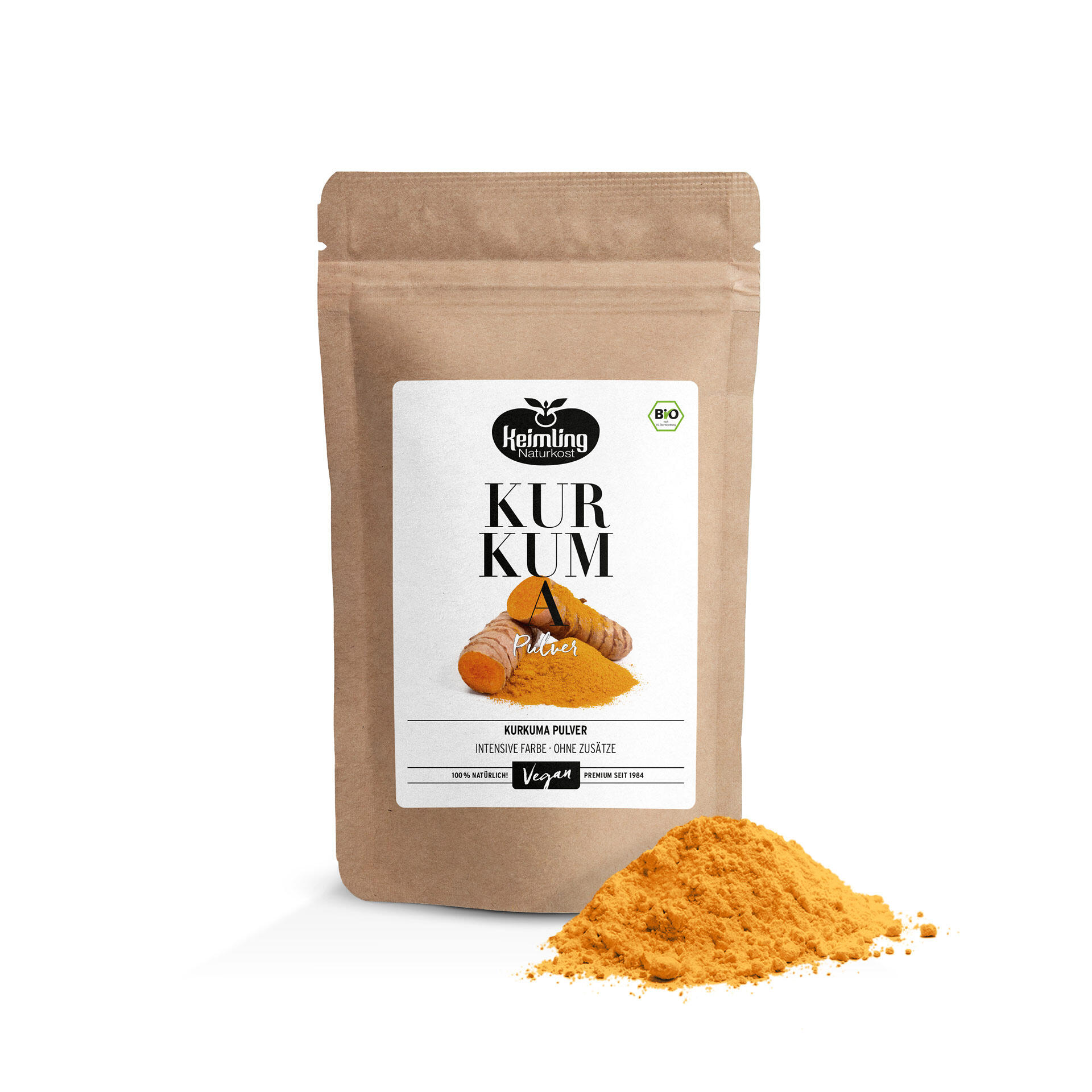 Eine braune Verpackung mit weißem Etikett zeigt Kurkuma-Pulver und Kurkuma-Wurzel. Das Etikett trägt die Aufschrift Kurkuma Pulver Intensiv Farbe • Ohne Zusätze. Daneben liegt ein Haufen gelbes Kurkuma-Pulver.