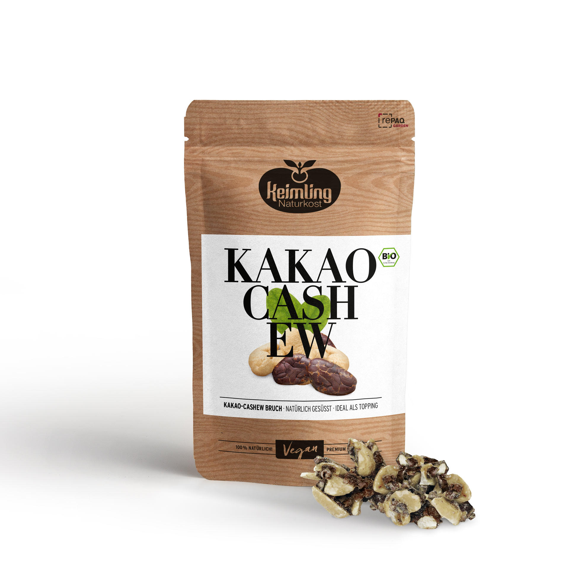 Verpackung von Keimling Naturkost Kakao Cashew Bruch mit braunem Design und Aufschrift Kakao Cashew. Daneben liegen zerbrochene Cashewkerne mit Kakaobeschichtung.
