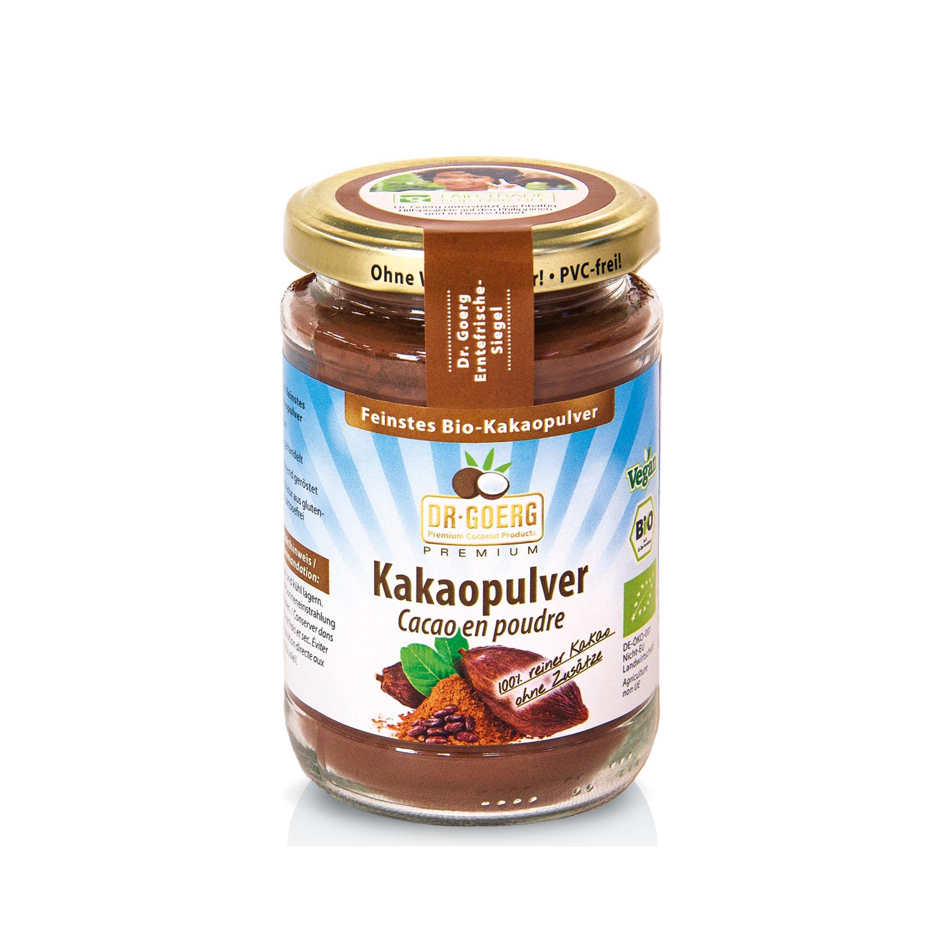 Ein Glas Dr. Goerg Premium Kakaopulver mit goldfarbenem Deckel. Das Etikett zeigt Kakao, Kakaopulver und einen grünen Vegan- sowie Bio-Aufdruck.