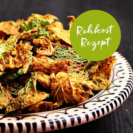 Getrocknete Wirsingblätter liegen auf einem weißen Teller mit blauem Muster. Ein grüner Kreis mit dem Text Rohkost Rezept ist im oberen rechten Bereich des Bildes zu sehen.