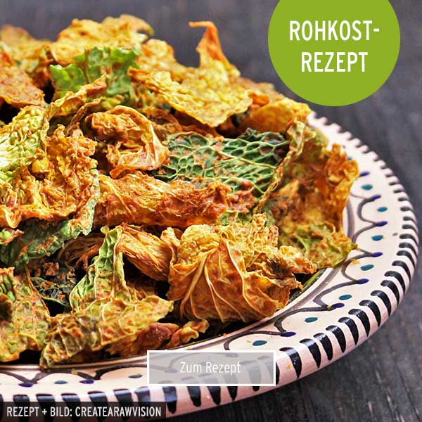 Teller mit bunten, getrockneten Wirsingblättern in verschiedenen Grün- und Gelbtönen. Grüner Kreis mit weißem Text ROHKOST-REZEPT oben rechts im Bild.