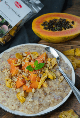 Cremiges Bananen-Porridge mit Mangostücken und Papaya