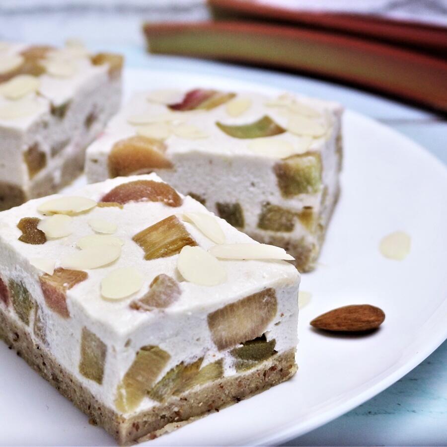 Rohkost-Rezept: Feinster Rhabarberkuchen mit Vanillepudding