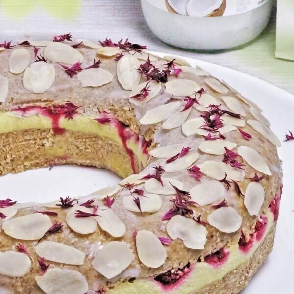 Gefüllter Osterkranz mit Vanillepudding und Himbeeren