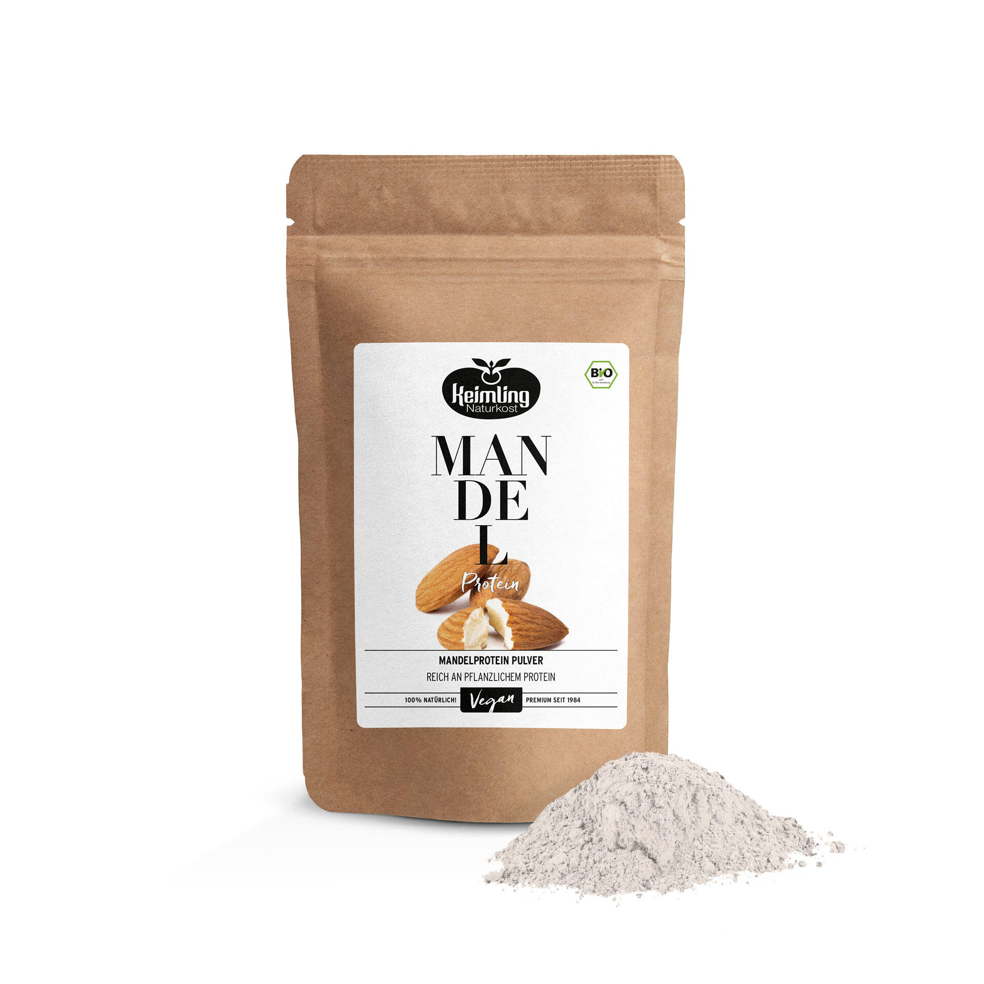 Braunes Verpackungspäckchen mit dem Etikett Kejmling Naturkost Mandel Protein. Daneben liegt eine kleine Häufung weißes Mandelproteinpulver.