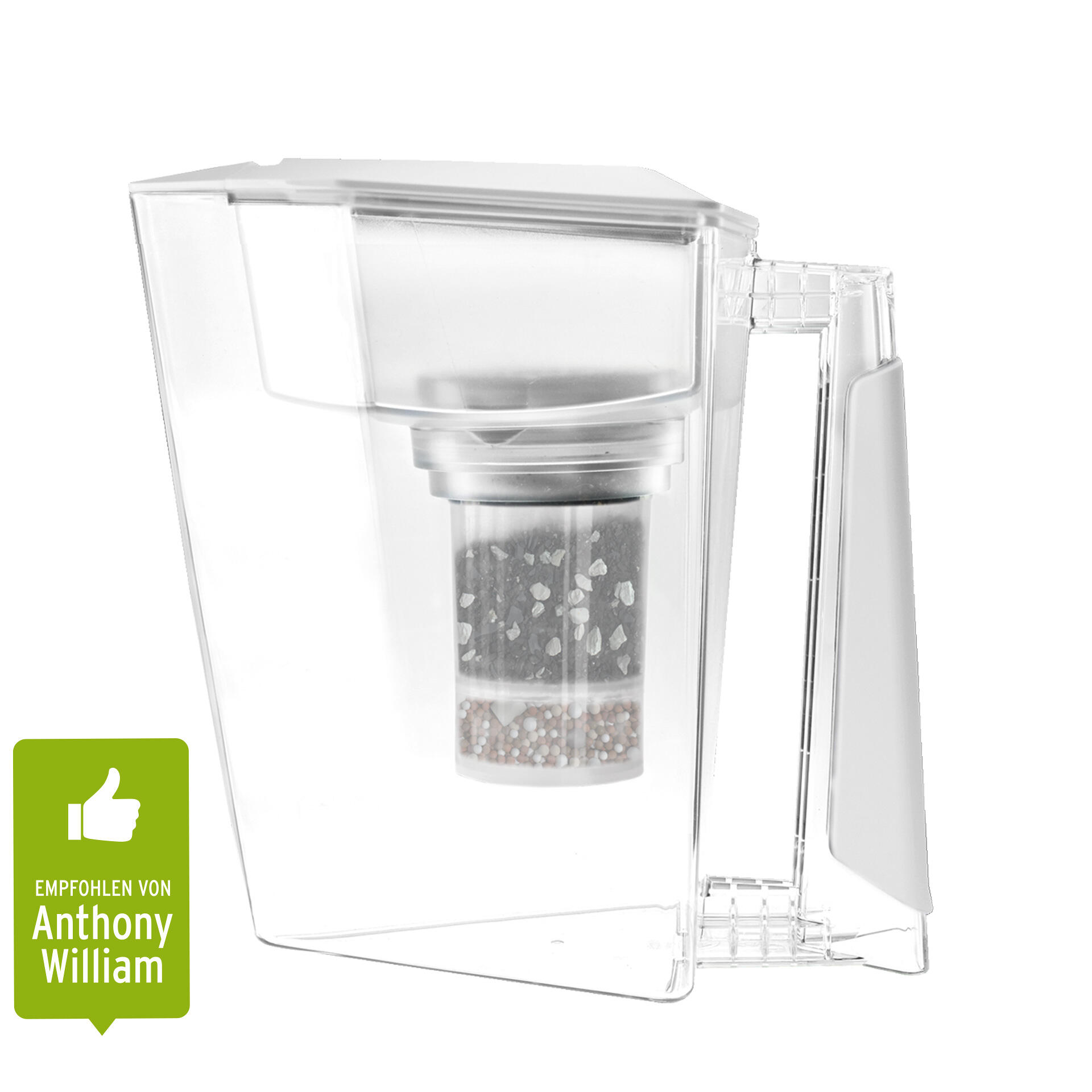 Wasserfilterkanne aus transparentem Kunststoff mit sichtbarem Filtereinsatz und integriertem Griff steht isoliert. Links unten ist ein grünes Emblem mit weißer Hand und Text Empfohlen von Anthony William.