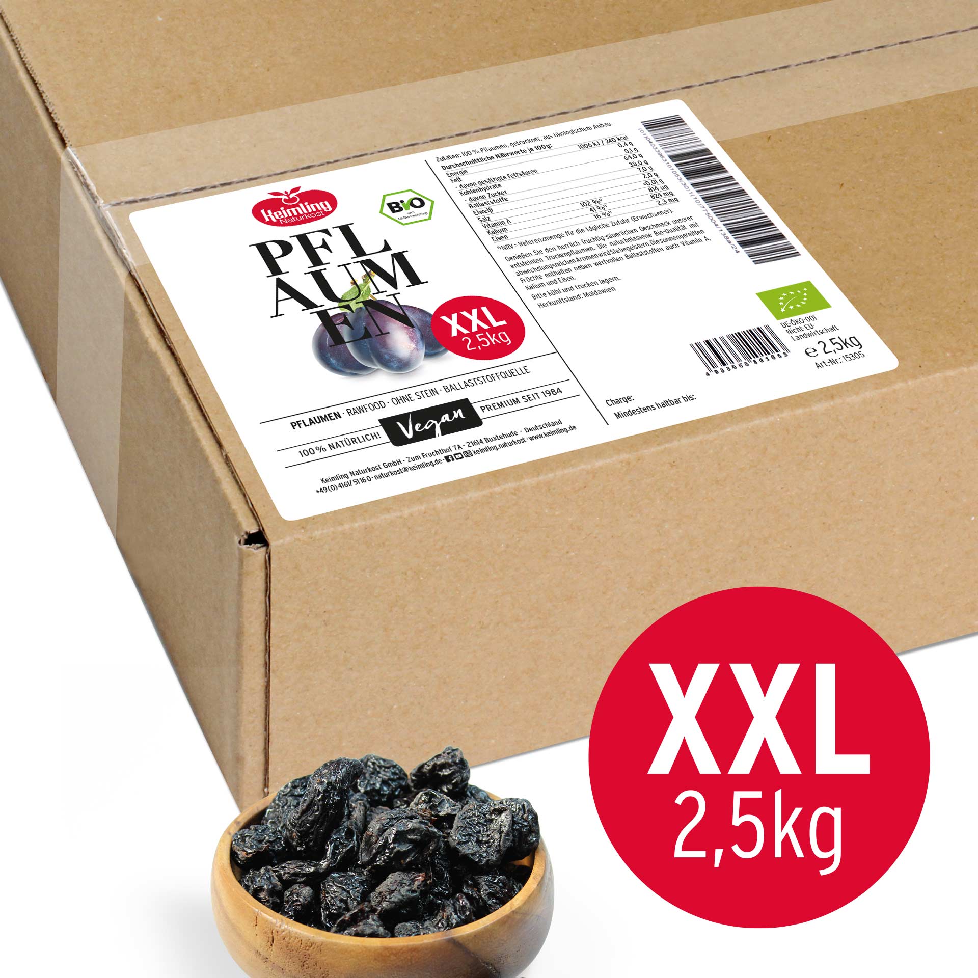 Pflaumen ohne Stein, bio 2.5 kg Karton mit einer weißen Produktetikette für Bio-Pflaumen XXL 2,5 kg von Heimling Naturkost. Daneben steht eine Holzschale mit getrockneten Pflaumen.