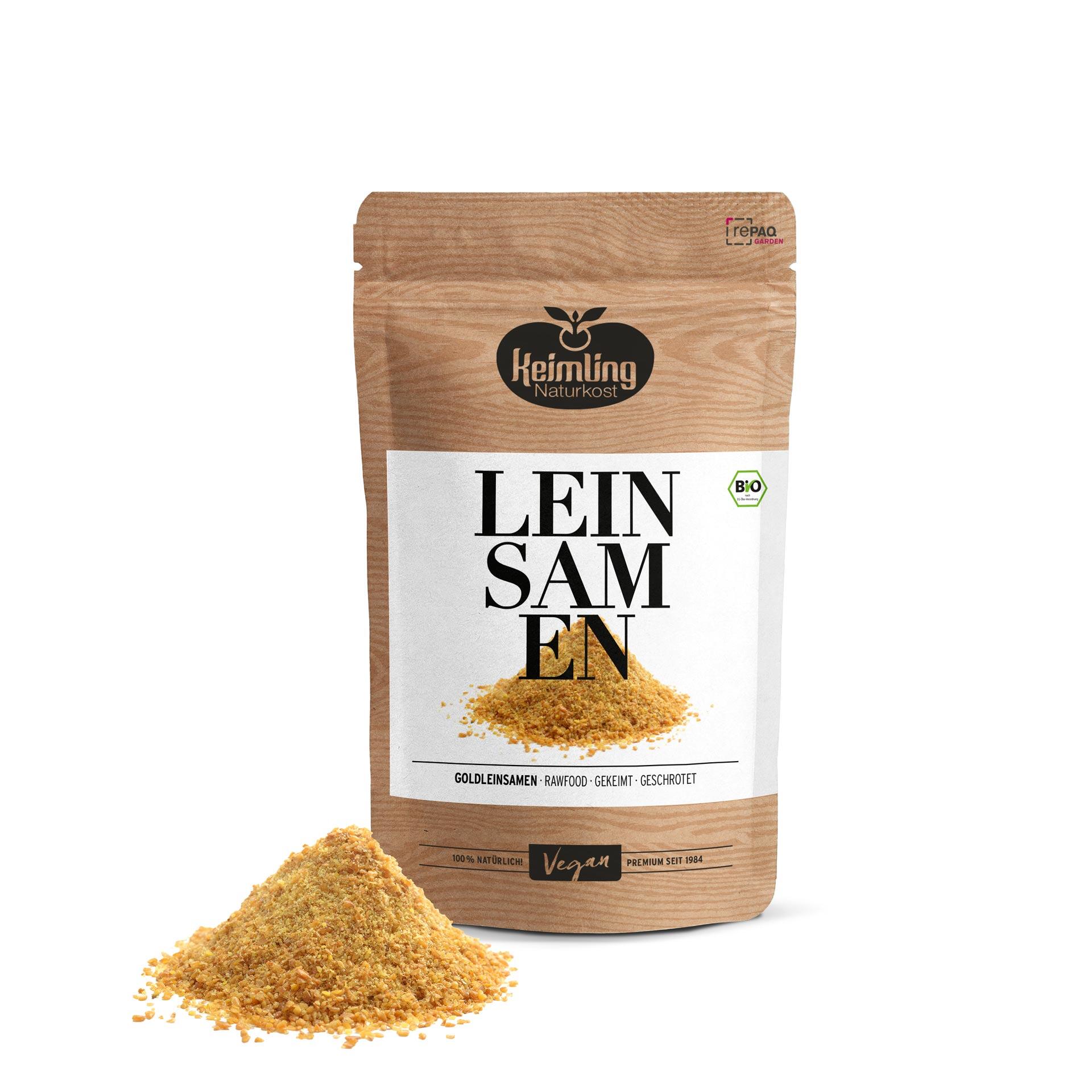 Eine braune Verpackung mit der Aufschrift Leinsamen und einem Bild eines goldgelben, geschroteten Leinsamens. Daneben liegt eine kleine Pyramide aus geschrotetem Leinsamen.