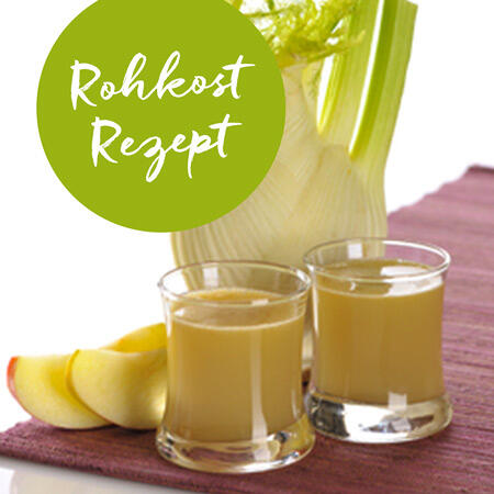 Zwei Gläser mit Fenchel-Apfel-Saft stehen auf einer Unterlage. Daneben liegen Apfelscheiben und eine Fenchelknolle. Auf grünem Kreis steht der Text Rohkost Rezept.