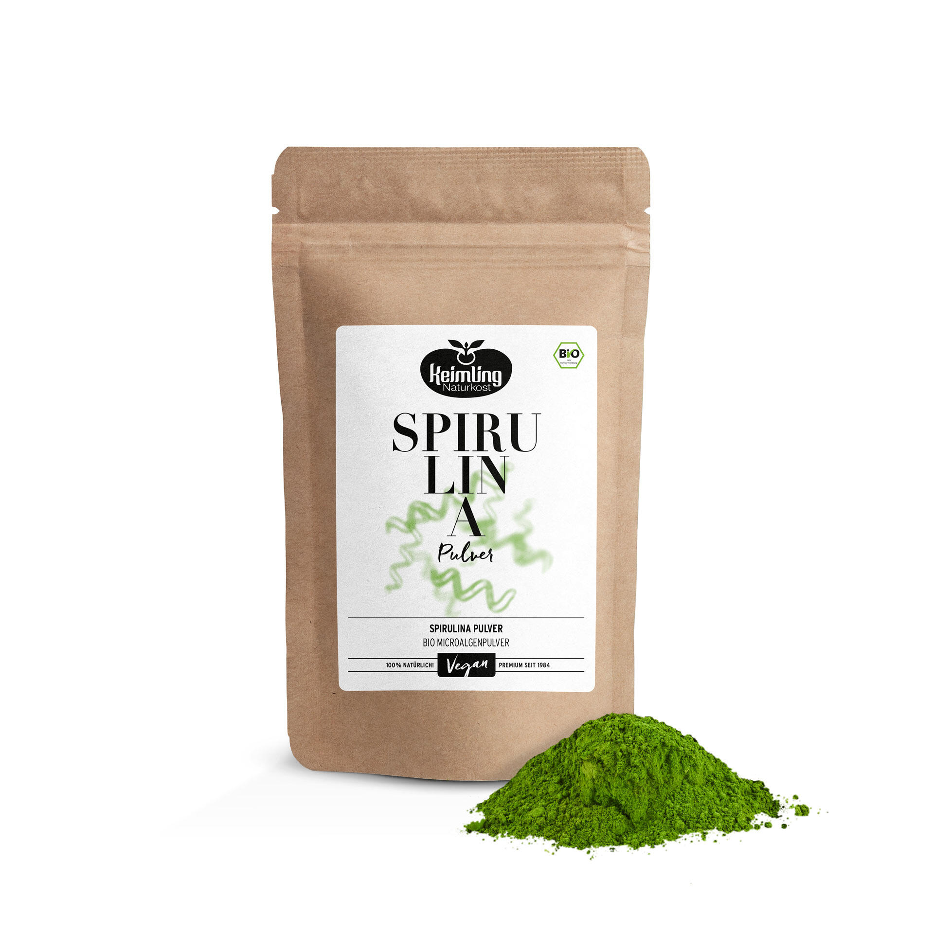 Braunes Verpackungsbeutel mit weißem Etikett zeigt Spirulina Pulver von Keimling Naturkost. Grünes Pulverhaufen liegt rechts vor dem Beutel. Aufdruck enthält Bio-, vegan- und Naturhinweise.