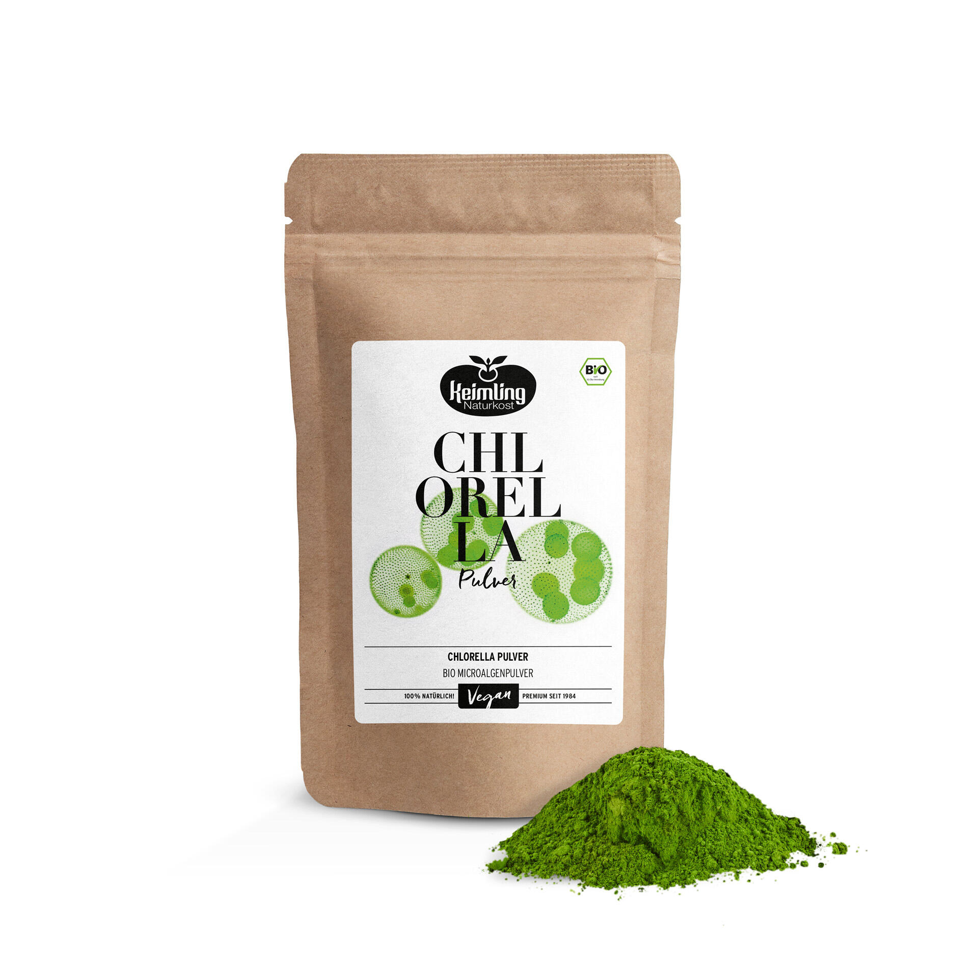 Eine Packung Keimling Naturkost Chlorella Pulver mit Bio-Siegel steht rechts neben einem Haufen grünen Pulvers auf weißem Hintergrund.