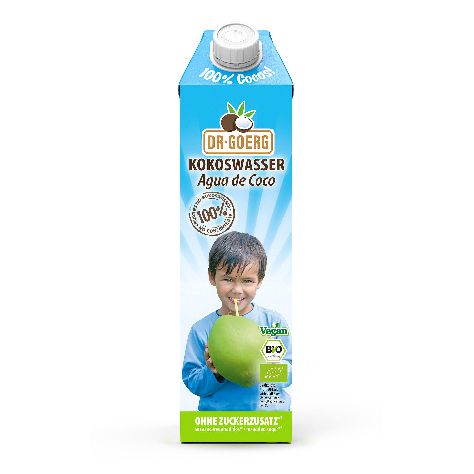 Dr. Goerg Kokoswasser Verpackung mit Schriftzug 100% Cocos!, Kokoswasser Agua de Coco und Ohne Zuckerzusatz. Ein Junge trinkt aus einer grünen Kokosnuss durch einen Strohhalm.