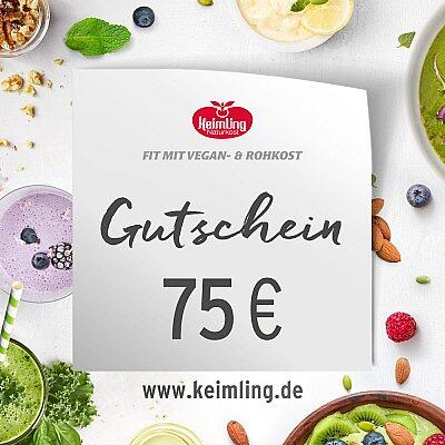 Weisser Gutschein mit rotem Keimling-Logo und der Aufschrift Fit mit Vegan- &amp; Rohkost Gutschein 75 €. Der Gutschein liegt auf einem Tisch mit verschiedenen Früchten, Nüssen und grünen Smoothies.