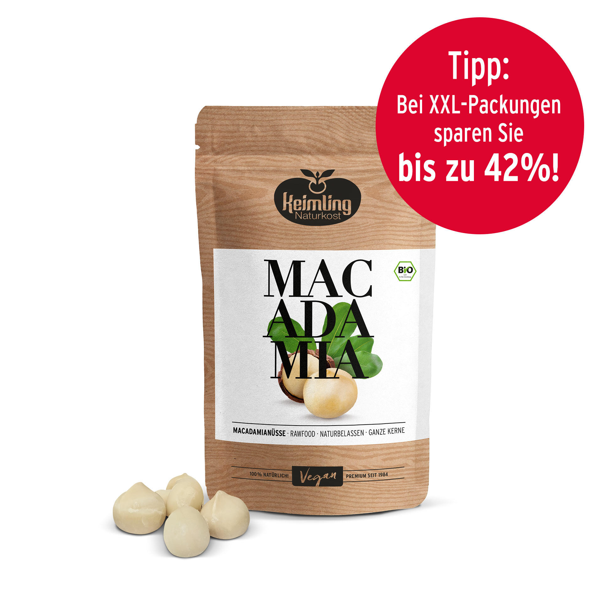Braunes Keimling Naturkost-Packung mit Macadamianüssen und grünem Blatt als Motiv. Sechs Macadamianüsse liegen vorne. Roter Tipp-Kreis mit Text: Bei XXL-Packungen sparen Sie bis zu 42%!