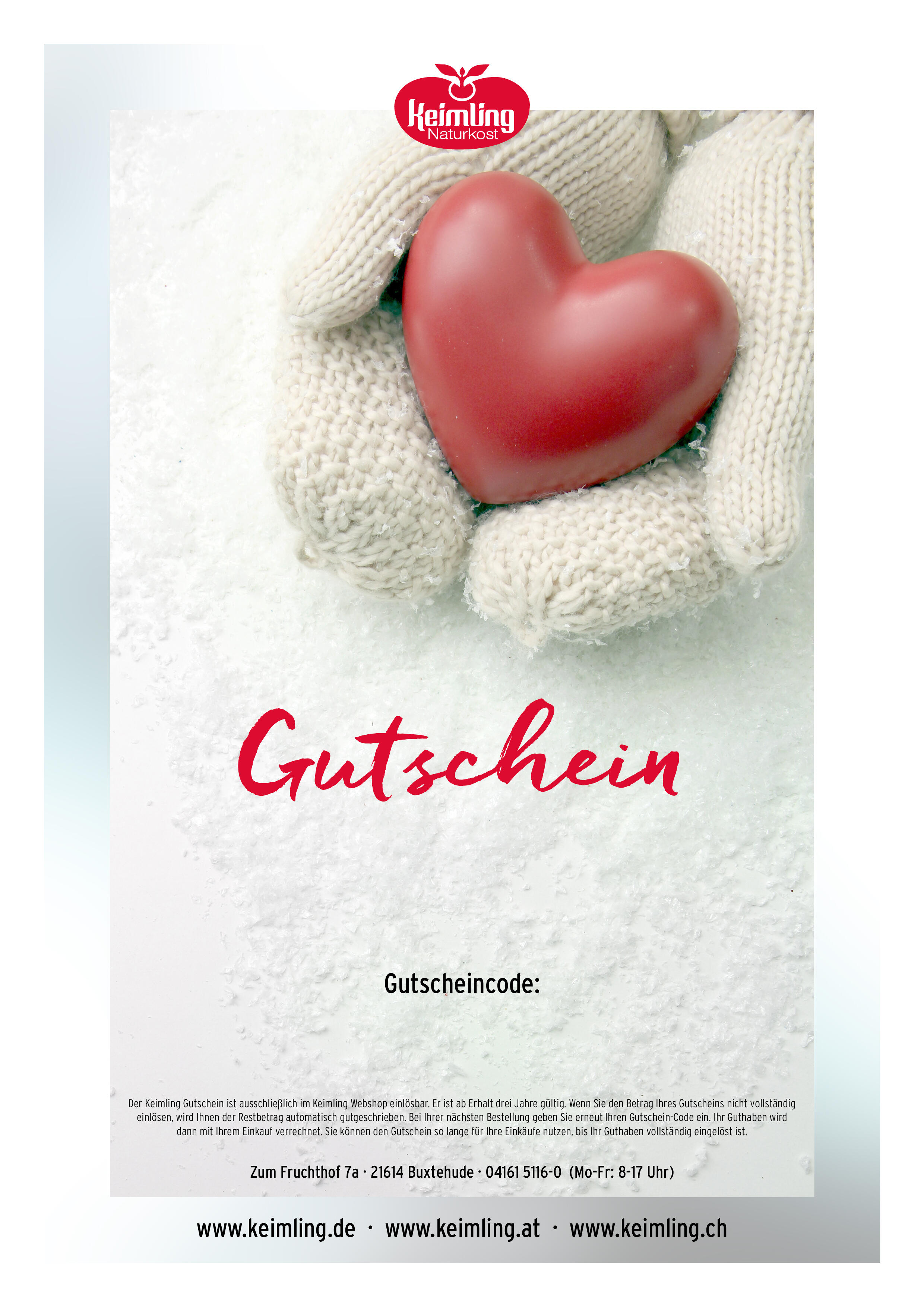Zwei weiße, gestrickte Hände halten ein rotes Herz in der Hand vor einem schneebedeckten Hintergrund. Der Text Gutschein steht in roter Schrift darunter.