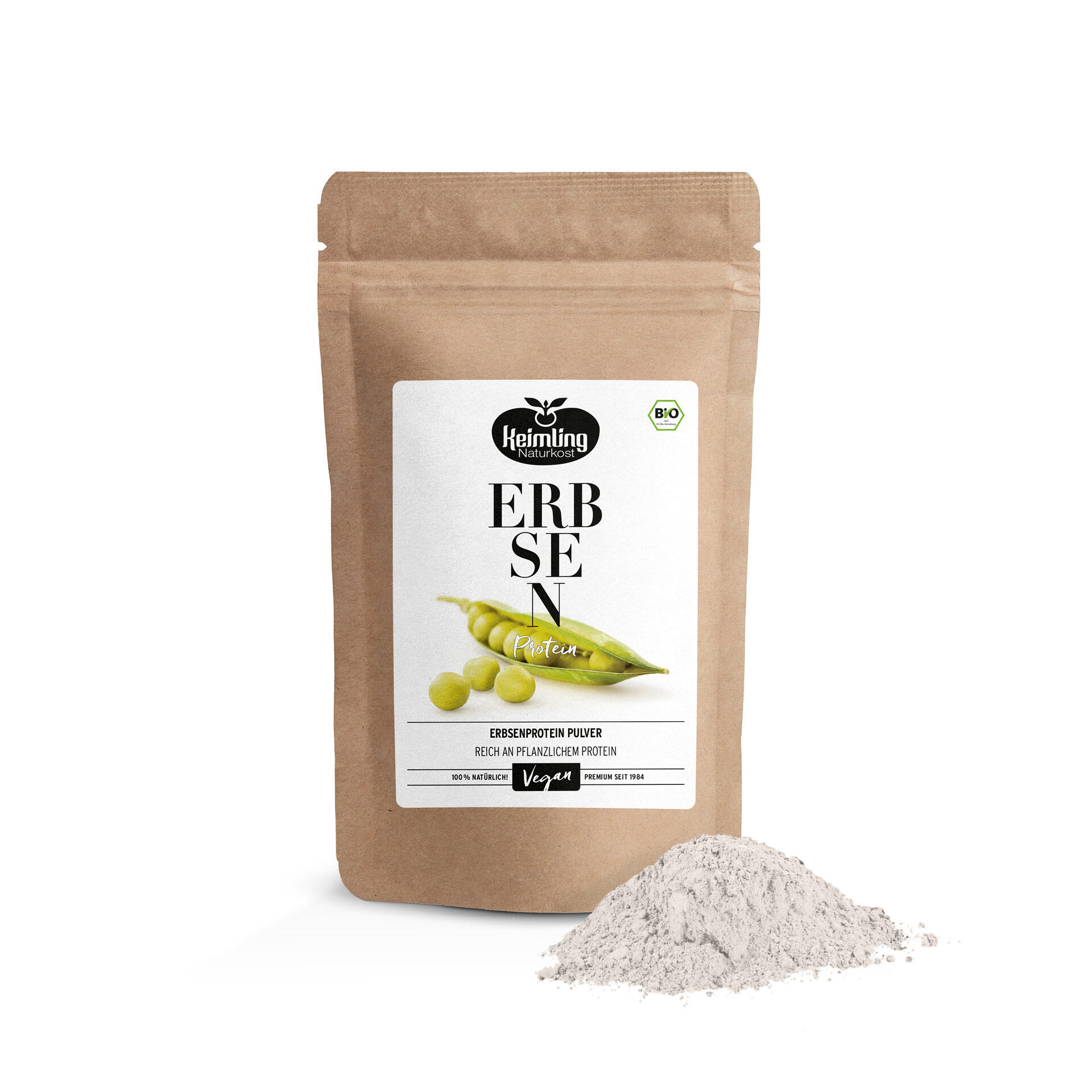 Braunes Standbeutel-Pack mit dem Etikett Kejmling Naturkost Erbsen Protein und der Abbildung einer Erbsenschote sowie Erbsen. Daneben liegt eine kleine Menge des pulverisierten Produkts.