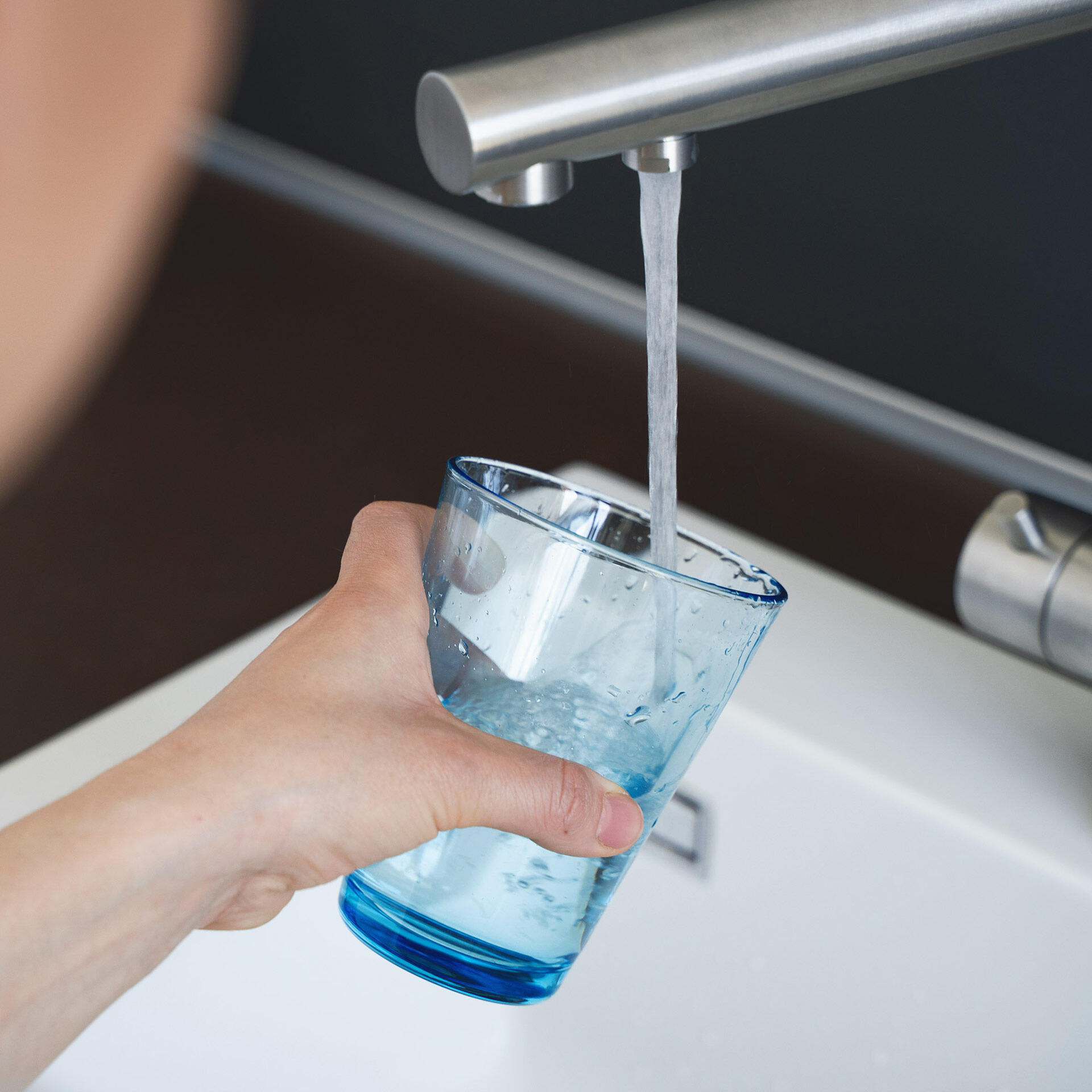 Gefiltertes Wasser aus dem Wasserhahn