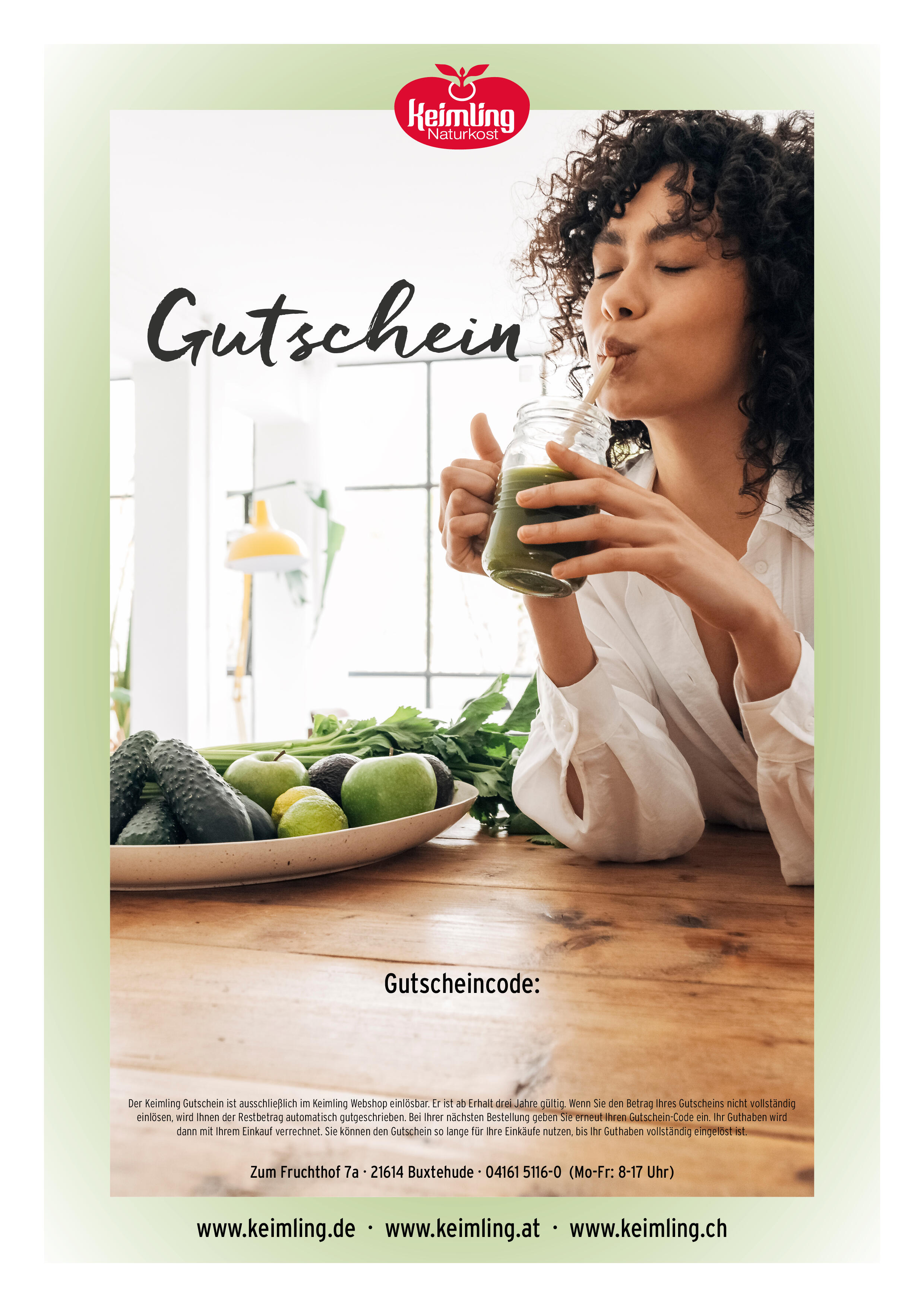 Eine Frau trinkt genussvoll einen grünen Smoothie aus einem Glas mit Strohhalm. Auf dem Tisch liegt eine Schale mit Gurken, Äpfeln, Avocados und Limetten.