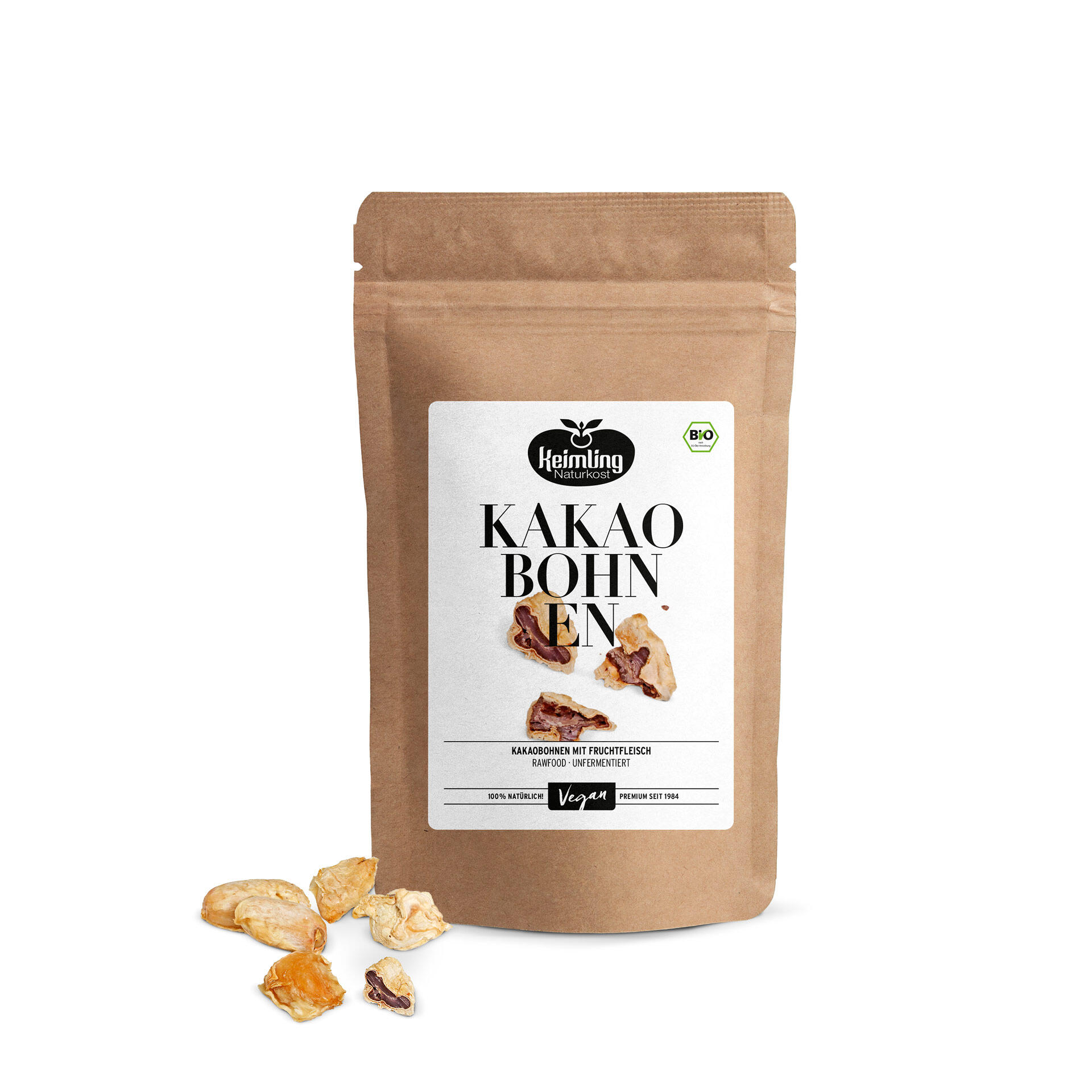 Braunes Standbeutel mit dem Aufdruck Keimling Naturkost Kakaobohnen und Kakaobohnen mit Fruchtfleisch Rawfood Unfermentiert. Daneben liegen einzelne getrocknete Kakaobohnen.