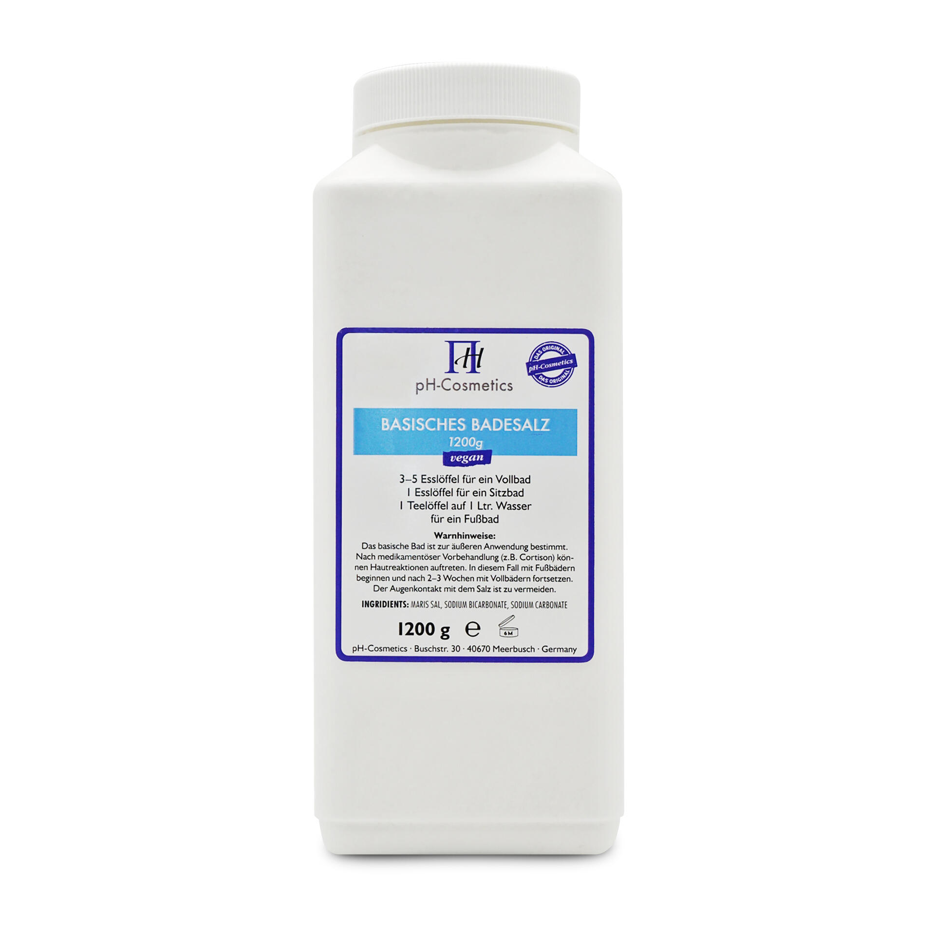 Weisser Behälter mit dem Etikett Basisches Badesalz 1200g vegan von pH-Cosmetics. Auf dem Etikett steht die Dosierungsempfehlung: 3-5 Esslöffel für Vollbad, 1 Esslöffel für Sitzbad, 1 Teelöffel auf 1 Liter Wasser für Fussbad.