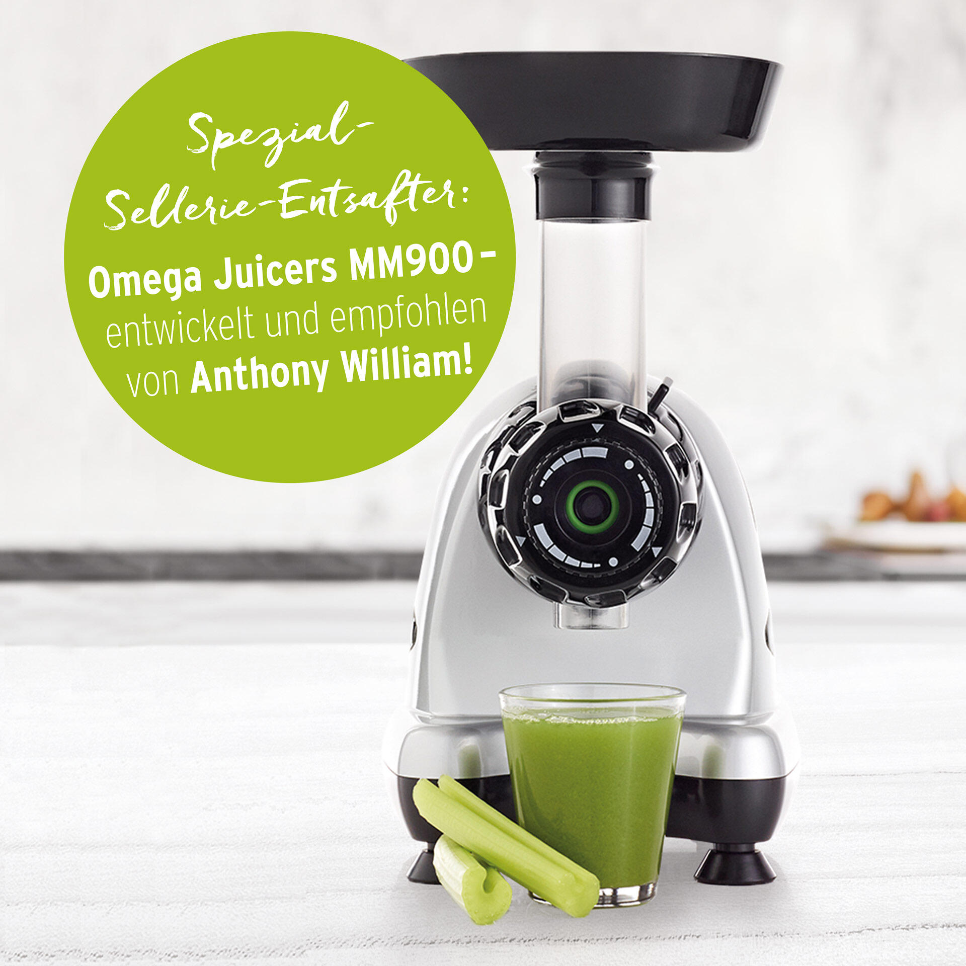 Entsafter Omega Juicers MM900 mit Einfülltrichter. Vor dem Gerät steht ein Glas mit grünem Saft und zwei Stangen Sellerie. Grüner Textkreis weist auf Empfehlung von Anthony William hin.
