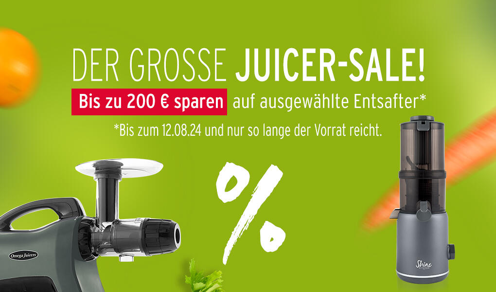 Grüner Hintergrund mit zwei Entsaftern, links ein horizontaler Omega Juicer in Gunmetal, rechts ein vertikaler grauer Tribest Shine Compact Cold Press Juicer. Text Der grosse Juicer-Sale! Bis zu 200 € sparen.