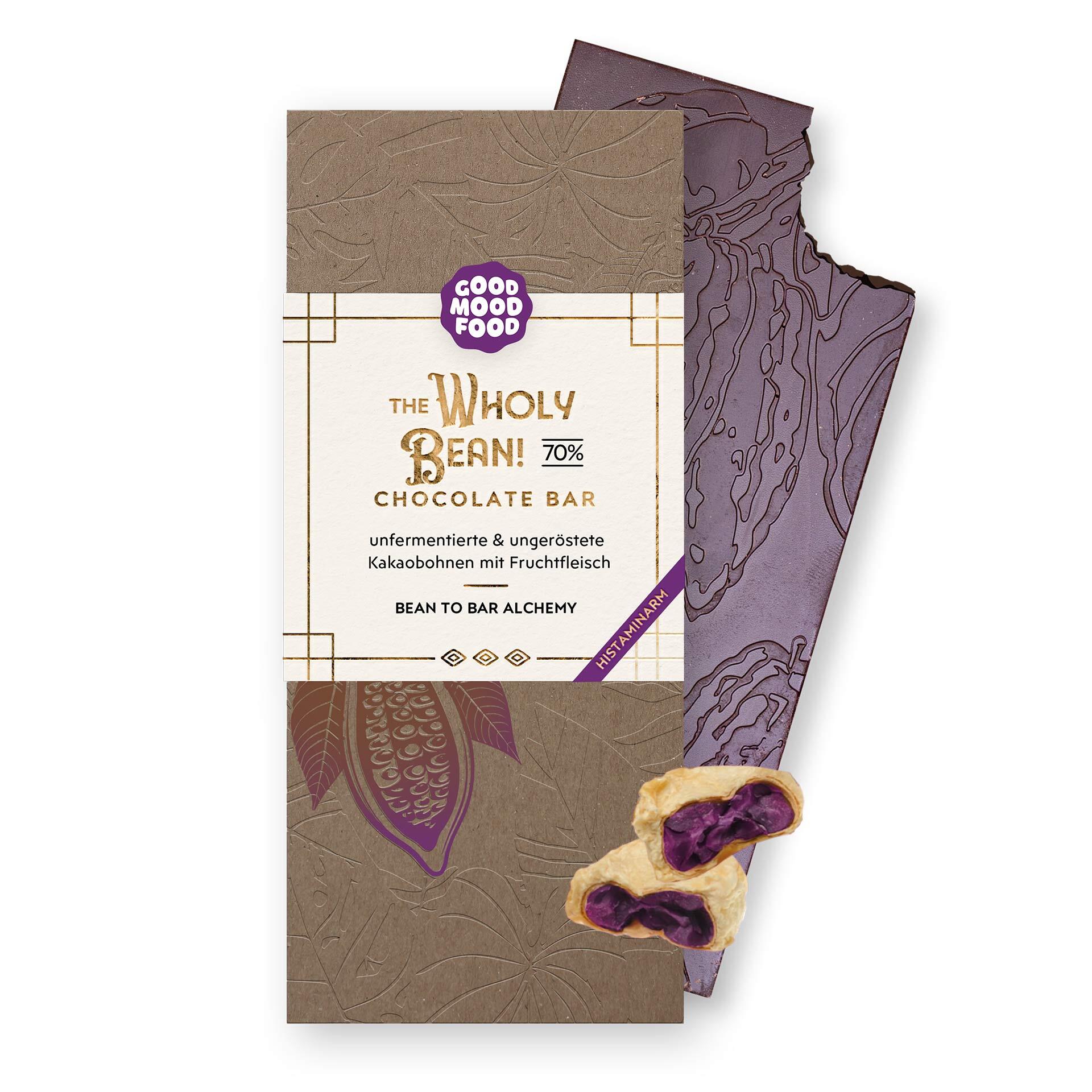 The Wholy Bean! Chocolate Bar, bio 70 g Die Tafel Schokolade The Wholy Bean! von Good Mood Food ist zu 70% Kakaoanteil mit unfermentierten und ungerösteten Kakaobohnen. Die braune Verpackung zeigt eine Kakaobohne.