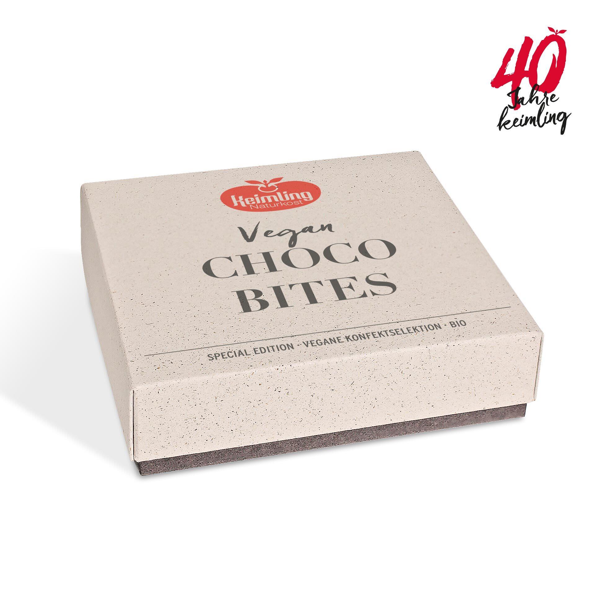 Kleine quadratische Geschenkpackung mit der Aufschrift Keimling Naturkost Vegan CHOCO BITES Special Edition Vegane Konfektauswahl Bio.