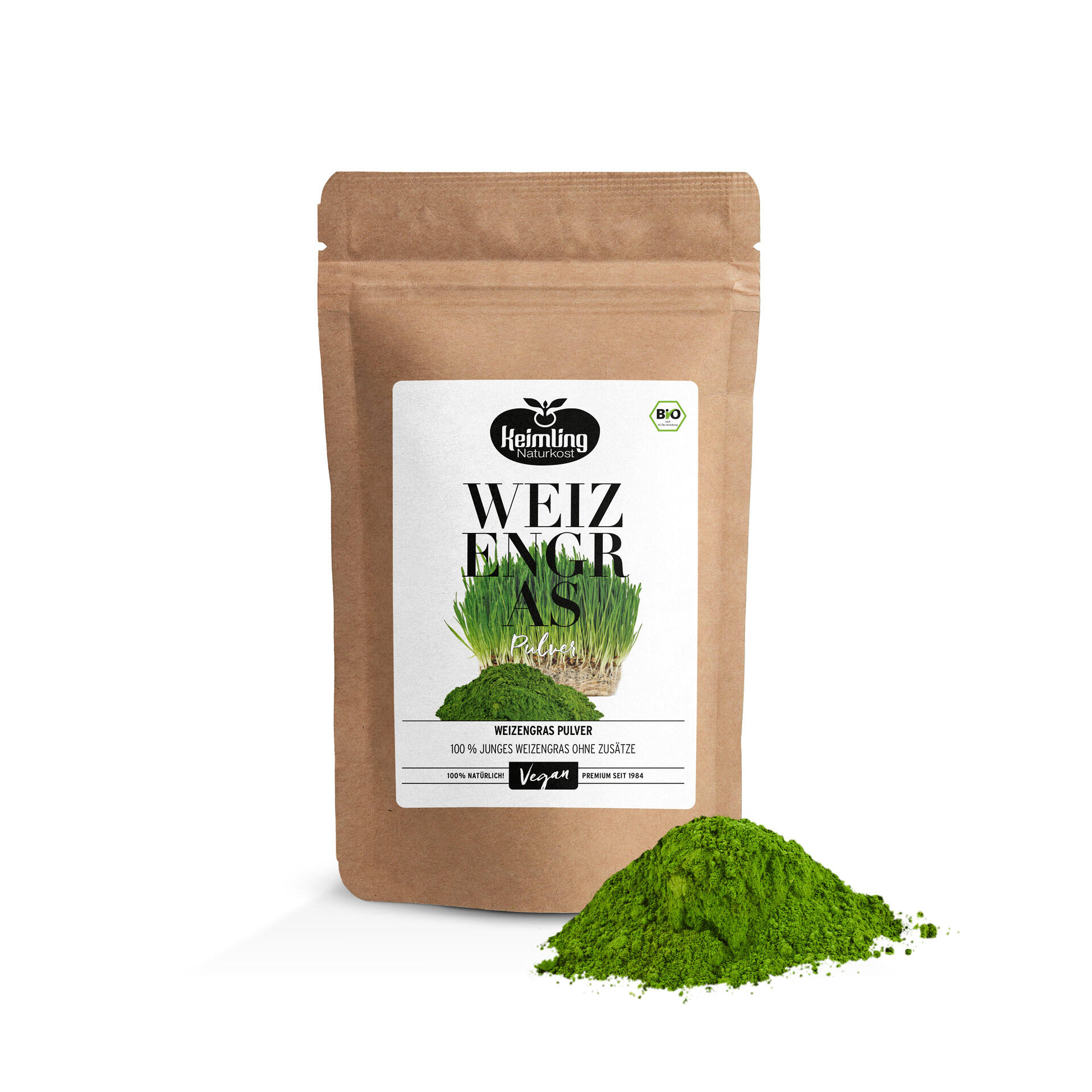 Braune Verpackung mit dem Etikett Keimling Naturkost Weizengras Pulver, darunter steht 100% junges Weizengras ohne Zusätze, daneben ein grüner Pulverhaufen aus Weizengraspulver.