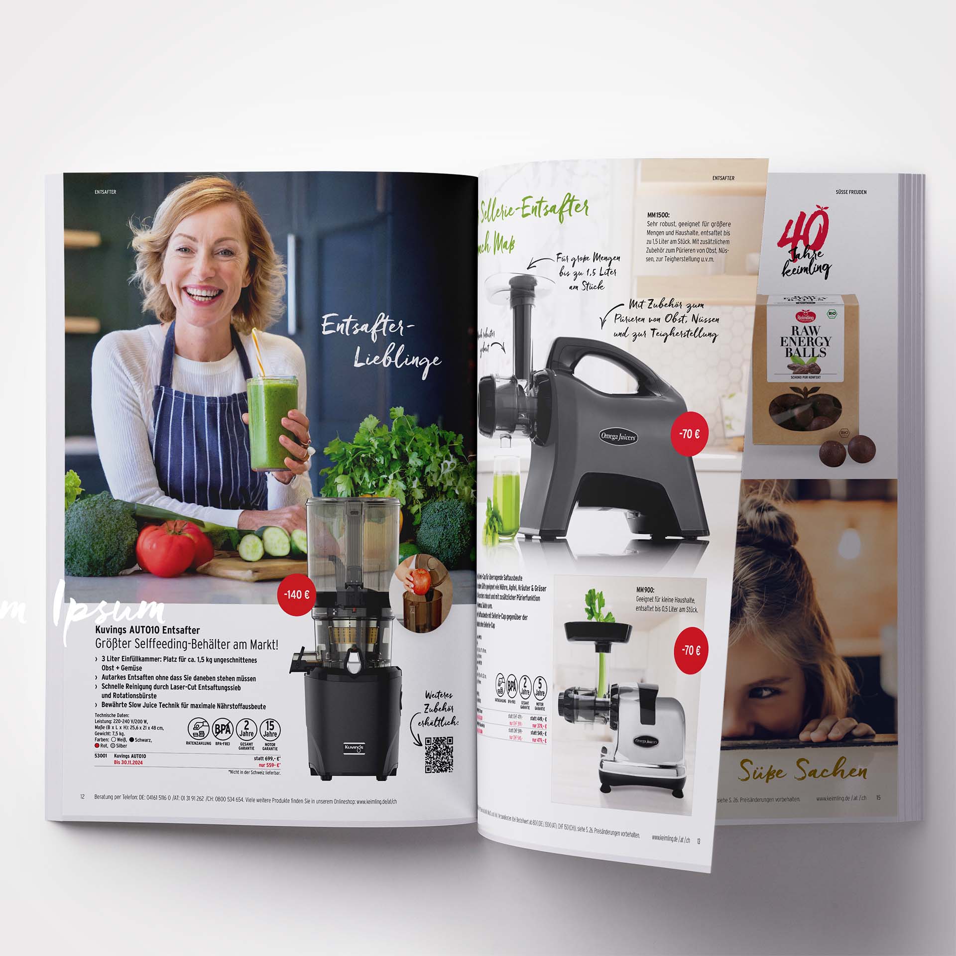 Aktuelles Keimling Naturkost Magazin Eine lächelnde Frau in Schürze hält ein Glas mit grünem Saft. Zwei Entsafter-Modelle und deren Funktionen sowie Preise sind auf den Seiten abgebildet.